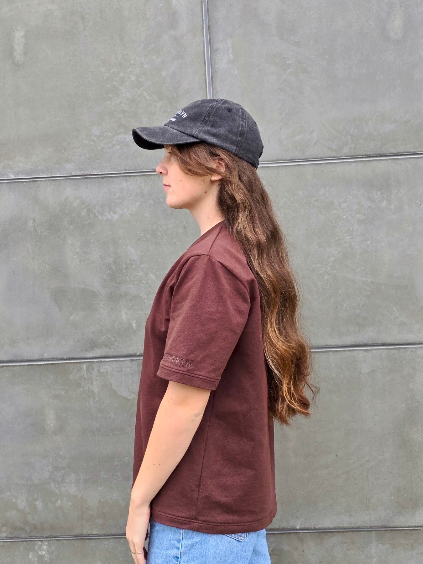 Oversize tipo marškinėliai trumpomis rankovėmis rudos spalvos