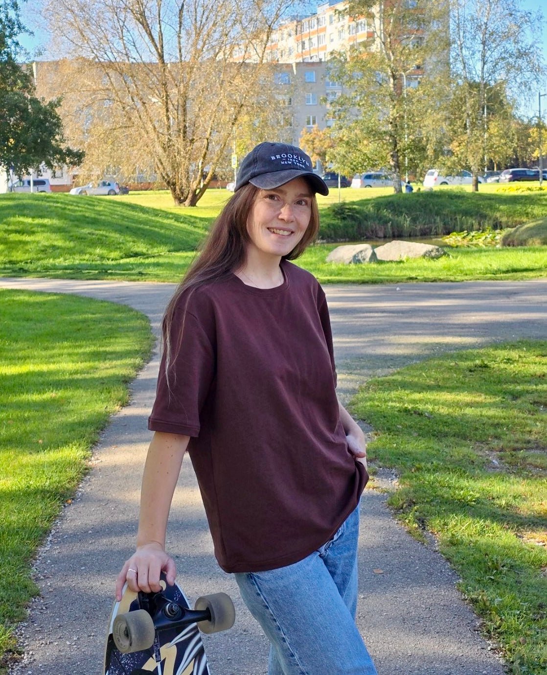 Oversize tipo marškinėliai trumpomis rankovėmis rudos spalvos