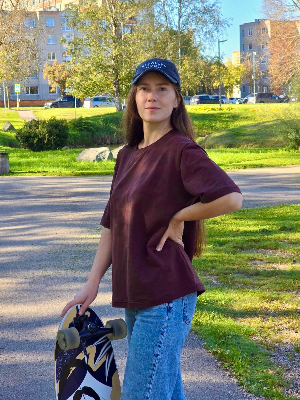 Oversize tipo marškinėliai trumpomis rankovėmis rudos spalvos